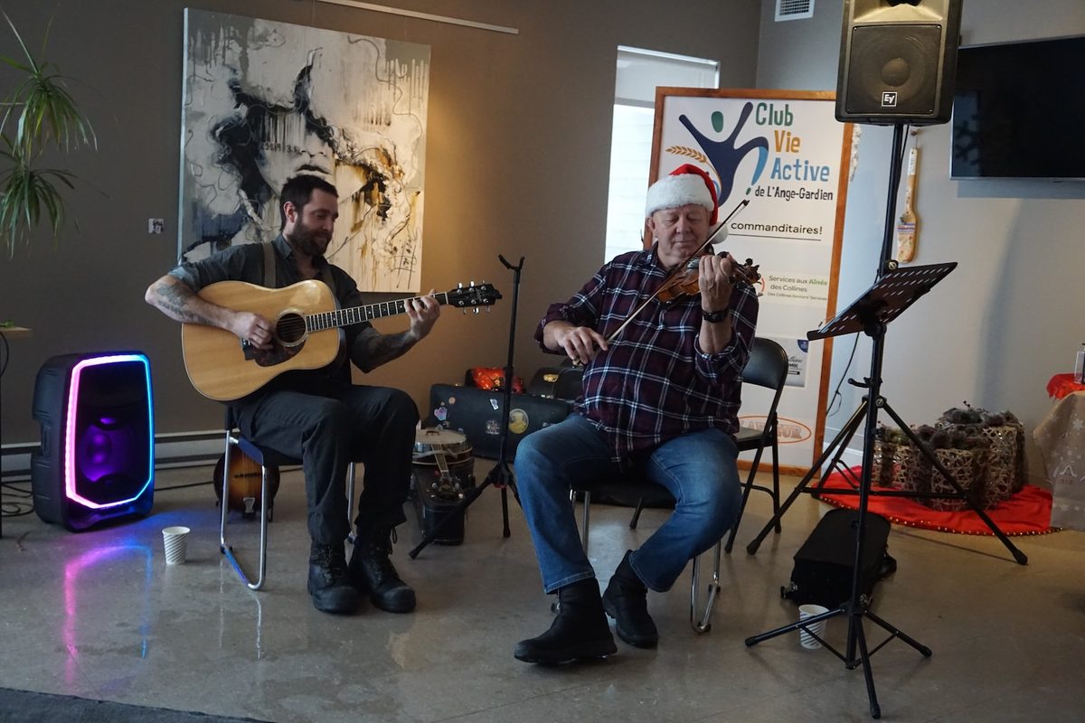 Deux musiciens, guitare et violon, lors d'une fête du Club