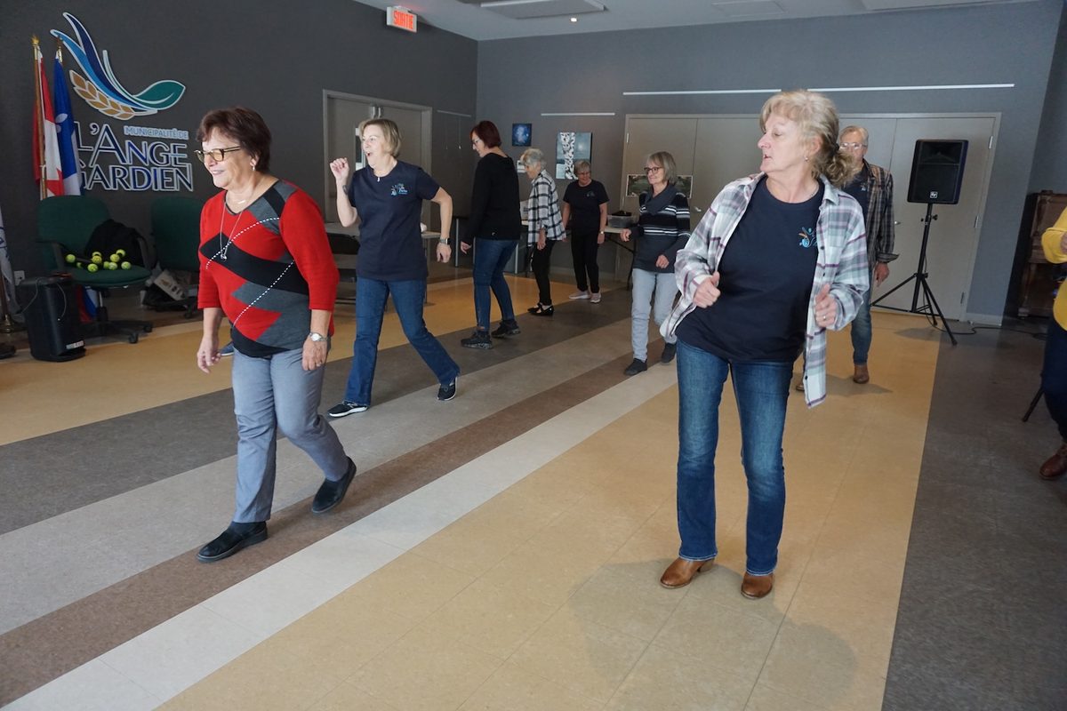Membres du Club en plein cours de danse en ligne, à la salle municipale