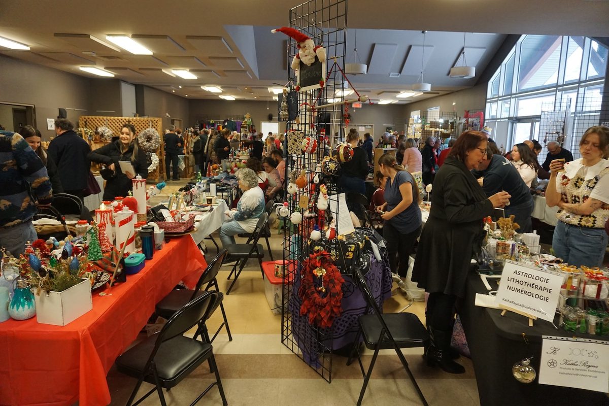 Kiosques d'artisans et visiteurs au marché de Noël