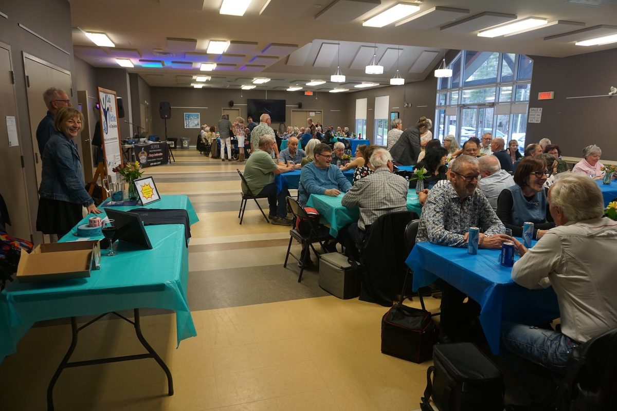 Membres attablés lors d'une soirée du Club