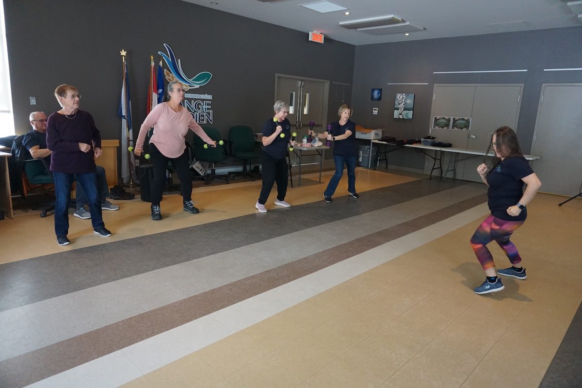Cours de Zumba avec haltères légers, animé par une monitrice