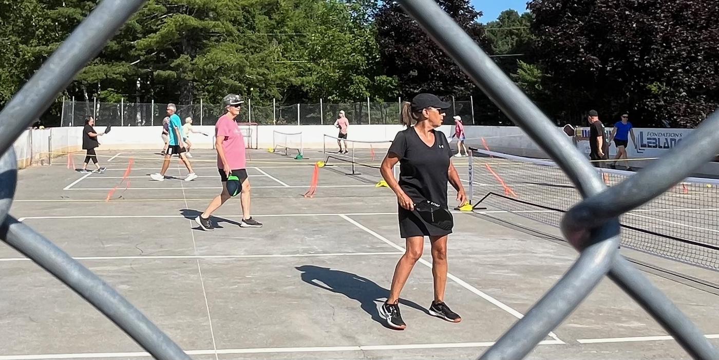 Membres du Club Vie Active jouant au pickleball en été